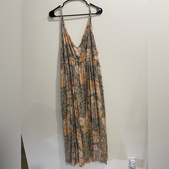 ARULA Dresses & Skirts - Arula Winnie Maxi Dress